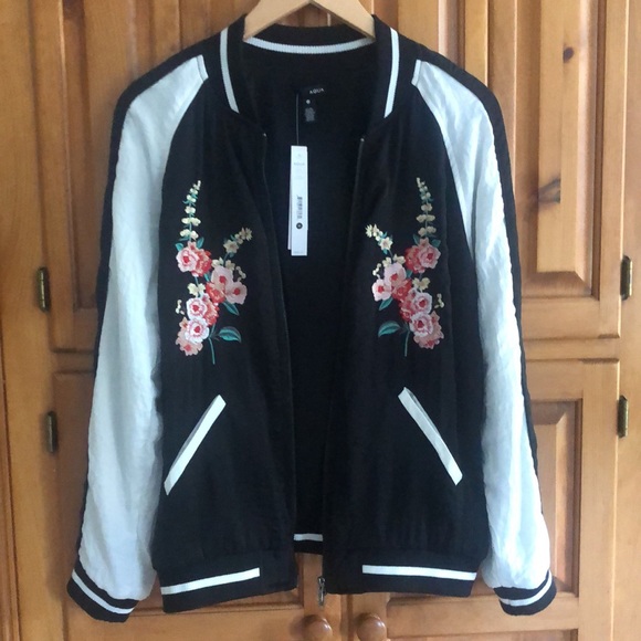 Embroidered baseball style jacket. White/black w/ gorgeous floral embroidery - Picture 3 of 13